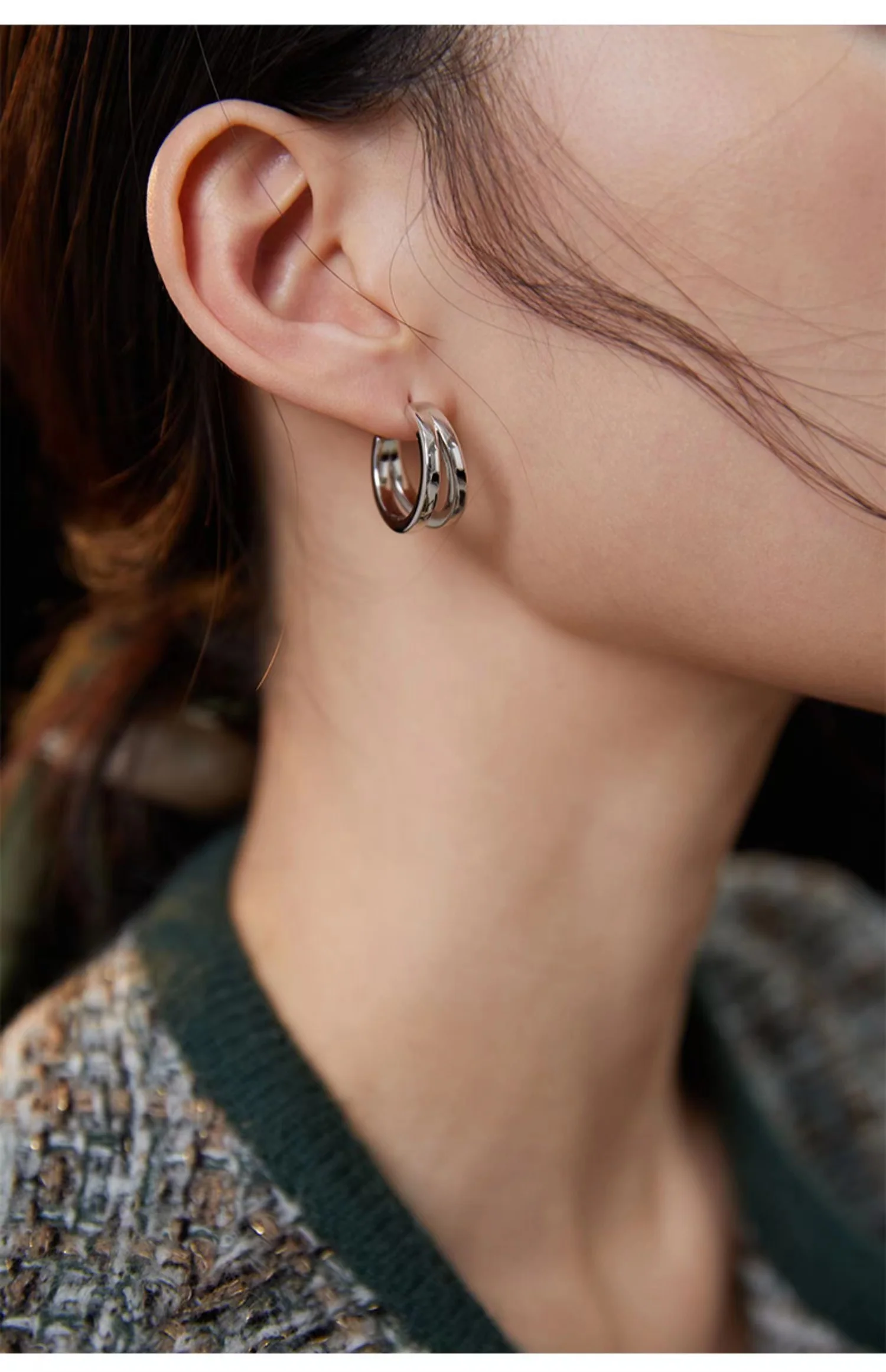 Silver c-shaped earrings E0717