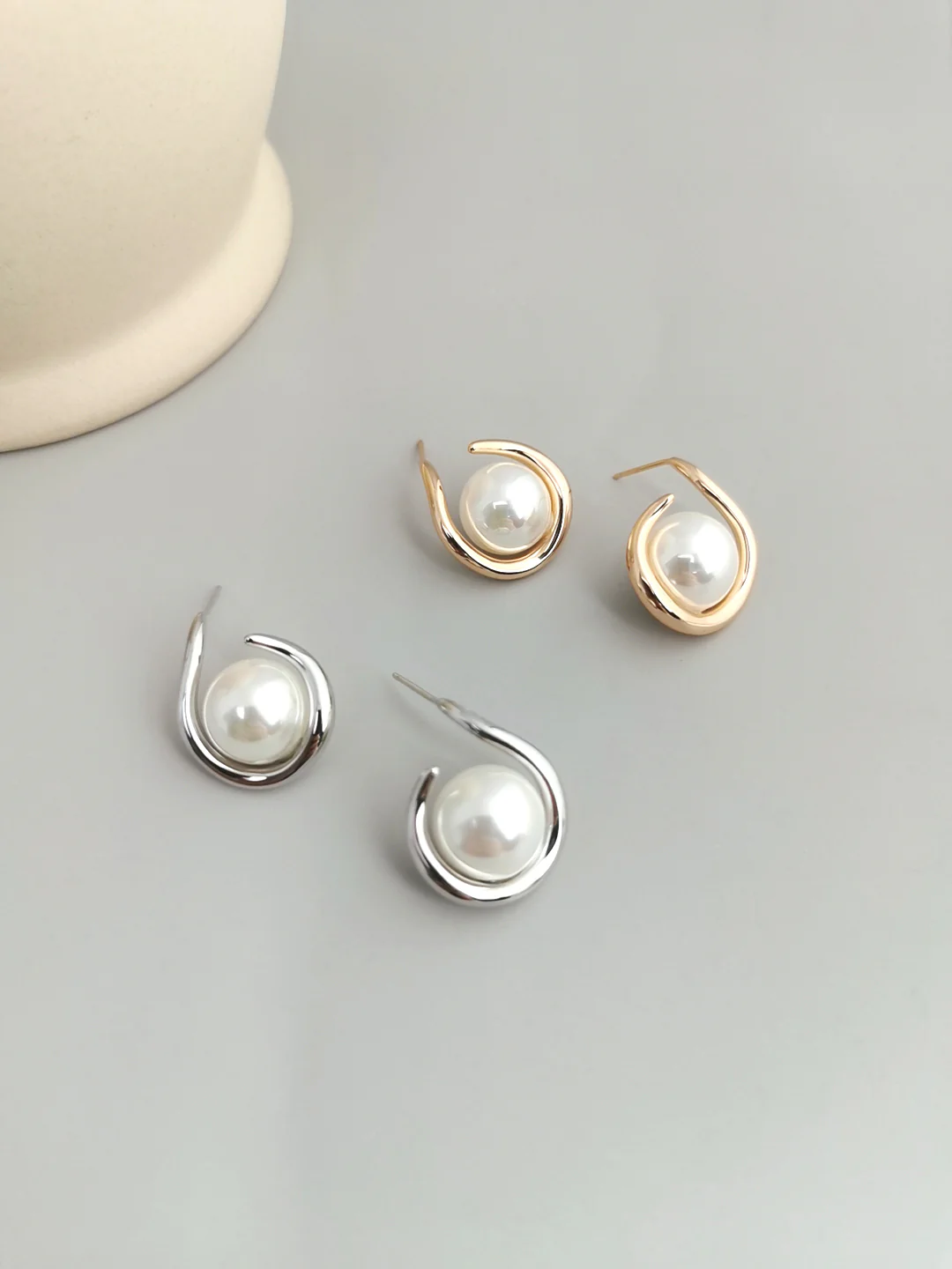 Minimalist Shell Pearl Earrings E0686