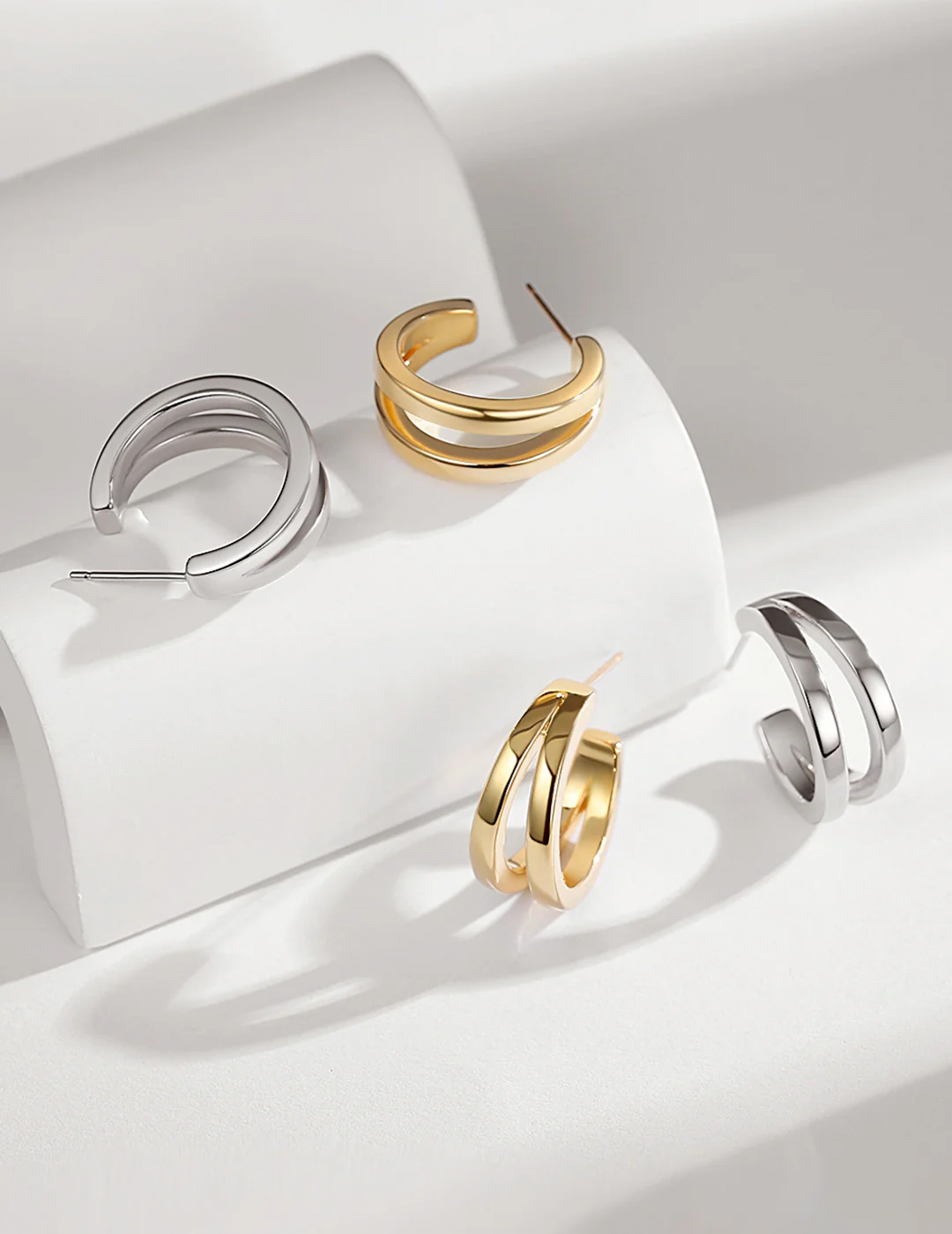 Silver c-shaped earrings E0717