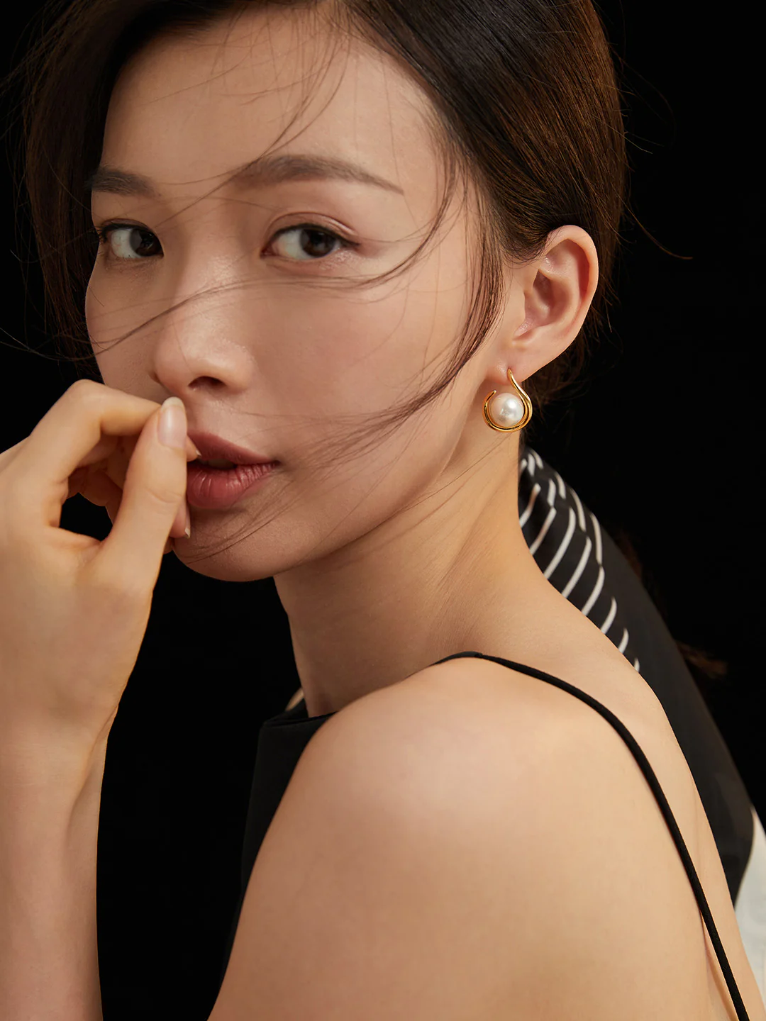 Minimalist Shell Pearl Earrings E0686